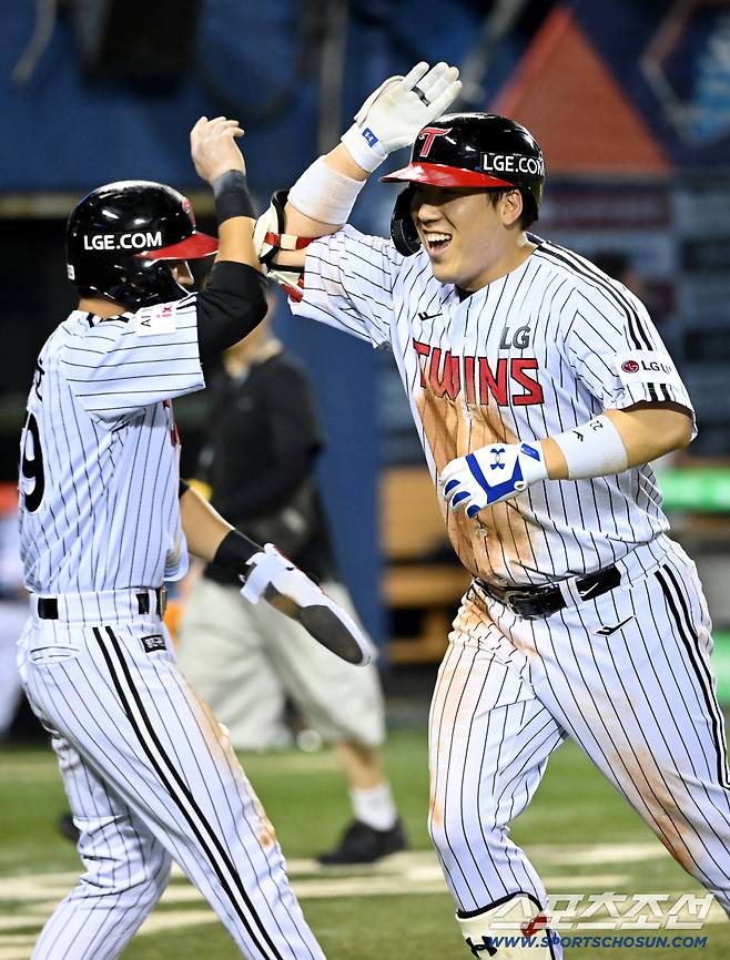 19일 잠실야구장에서 열린 롯데와 LG의 경기, 8회말 1사 1루 김현수가 2점홈런을 치고 기뻐하고 있다. 잠실=허상욱 기자wook@sportschosun.com/2025.08.19/