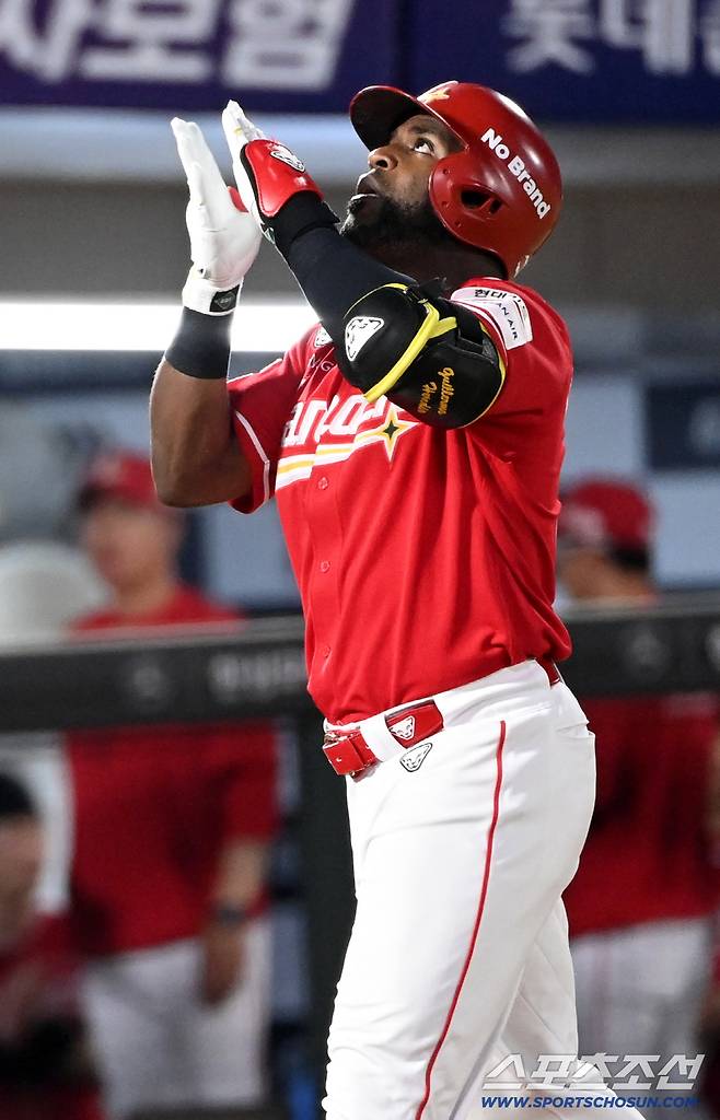 10일 부산 사직야구장에서 열린 SSG와 롯데의 경기, 6회초 2사 1,2루 에레디아가 3점홈런을 치고 기뻐하고 있다. 부산=허상욱 기자wook@sportschosun.com/2025.08.10/