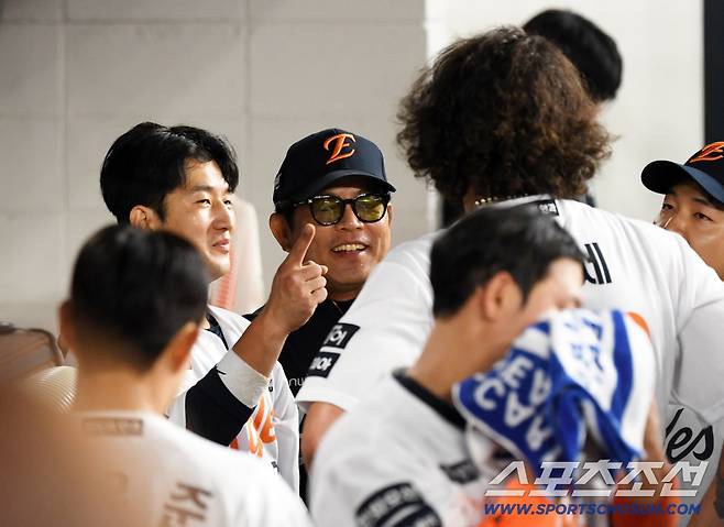30일 대전 한화생명볼파크에서 열린 한화 이글스와 삼성 라이온즈의 경기. 포수 최재훈과 양상문 코치가 6이닝 무실점 호투를 펼친 선발 폰세를 칭찬하고 있다. 대전=박재만 기자 pjm@sportschosun.com/2025.07.30/