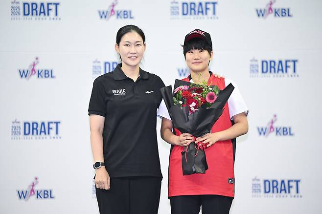 BNK 박정은 감독과 이원정. 사진제공=WKBL