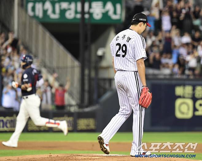 20일 잠실구장에서 열린 LG와 롯데의 경기. 3회초 롯데 레이예스가 LG 손주영을 상대로 역전 3점홈런을 날렸다. 홈런을 허용한 손주영. 잠실=송정헌 기자songs@sportschosun.com/2025.08.20/