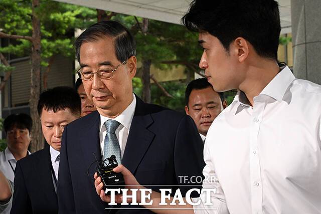 한 전 총리가 19일 오전 서울 서초구 서울고등검찰청 청사에 마련된 내란 특검 사무실에 피의자 신분으로 출석하고 있다. /서예원 기자