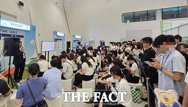 '현직자 코칭챗'은 현직자가 회사 사업부문, 인재상 등을 직접 설명하면 취업준비생들이 그에 대해 직접 질의하고 답을 들을 수 있는 작은 채용 설명회다. /이선영 기자