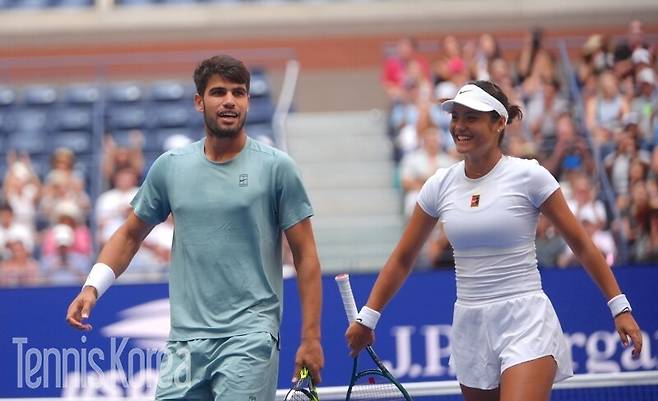 2025 US오픈 혼합복식 1라운드에 출전해 호흡을 맞춘 카를로스 알카라스와 엠마 라두카누. 사진/GettyimagesKorea