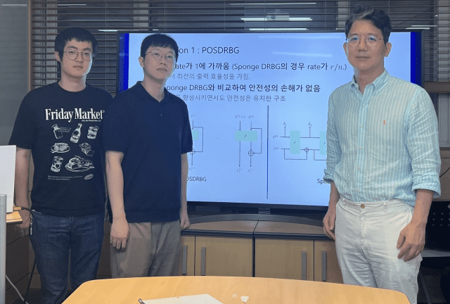 차세대 난수발생기를 개발한 KAIST  연구팀. 왼쪽부터  황성하, 정우혁 박사과정, 이주영 교수.(사진=KAIST)