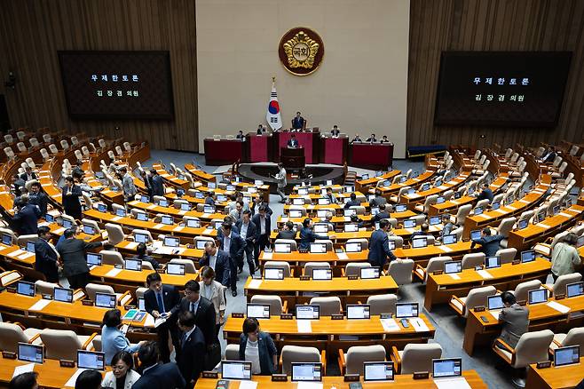 지난 5일 서울 여의도 국회에서 열린 제427회 국회(임시회) 3차 본회의에서 방송문화진흥회법 일부개정법률안(대안)에 대한 김장겸 국민의힘 의원의 무제한토론(필리버스터)이 시작되자 여당 의원들이 본회의장을 나서고 있다. /뉴스1