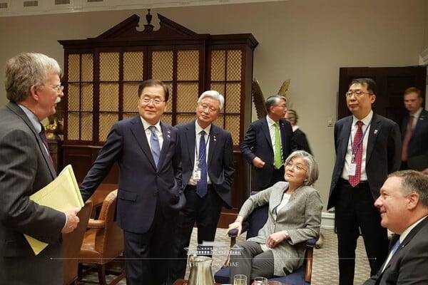 강경화 주미대사 내정자(왼쪽부터 네번째)가 외교부 장관으로 있던 지난 2021년 2월 미국 워싱턴 DC 백악관을 방문해 존 볼턴 당시 국가안보보좌관(첫번째), 마이크 폼페이오 국무장관(맨 오른쪽) 등과 대화를 하고 있다. /청와대
