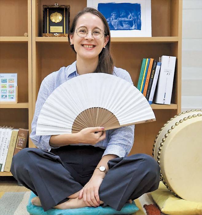 18일 오전 서울 관악구 서울대에서 만난 안나 예이츠(36) 서울대 국악과 교수가 부채를 펼쳐 들고 창(唱)할 때 자세를 취하고 있다. 독일 출신이지만 판소리 전문가인 예이츠 교수는 오는 28일 열리는 서울대 졸업식에서 축사를 맡았다./ 박성원 기자