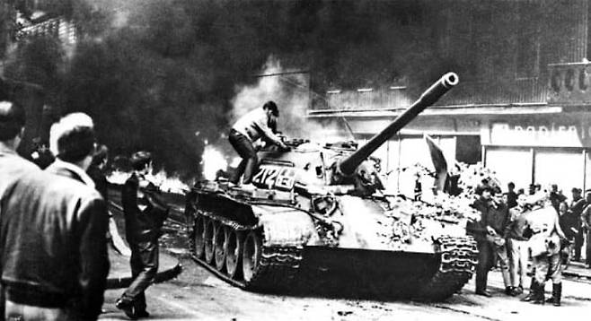 1968년 8월 체코의 민주화 운동인 ‘프라하의 봄’을 탄압하기 위해 소련군이 체코에 진주하자 이에 저항한 프라하 시민들.