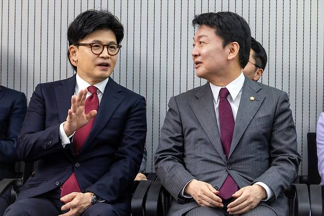 제21대 대통령후보자 국민의힘 3차 경선 진출자를 발표하는 서울 여의도 국민의힘 중앙당사에서 한동훈, 안철수 당시 후보가 대화하고 있다./뉴스1