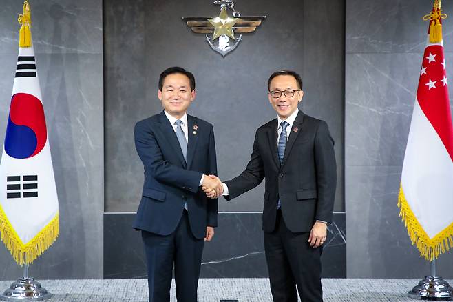 이두희 국방부 차관이 20일 용산 국방부 청사에서 찬 헹 키 싱가포르 국방부 차관과 회담 후 기념 촬영을 하고 있다. /국방부 제공