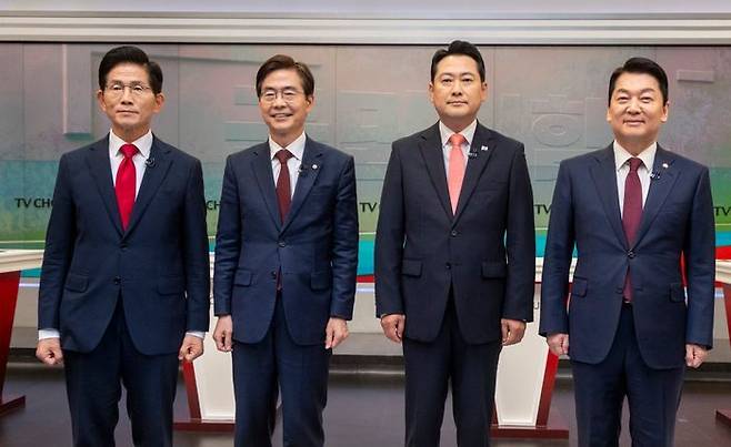 국민의힘 김문수(왼쪽부터), 조경태, 장동혁, 안철수 당 대표 후보가 지난 19일 오후 서울 중구 TV조선 스튜디오에서 열린 ‘당 대표 후보자 TV토론회’ 에 참석해 포즈를 취하고 있다. ⓒ 뉴시스