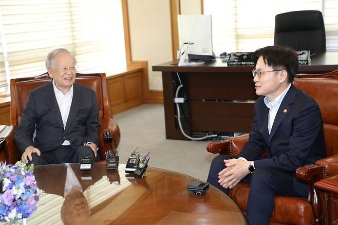 손경식(왼쪽) 한국경영자총협회 회장, 김정관 산업통상자원부 장관 ⓒ한국경영자총협회