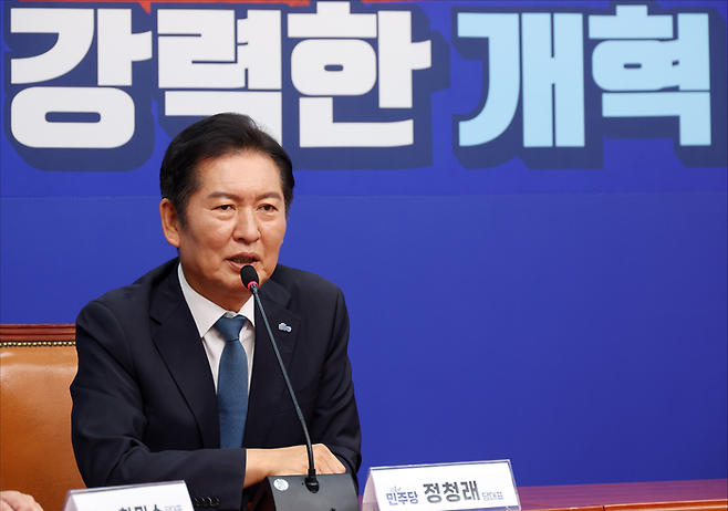정청래 더불어민주당 신임 대표가 지난 5일 오전 국회에서 정 신임 대표를 예방한 김민석 국무총리에게 인사말을 하고 있다. ⓒ데일리안 홍금표 기자