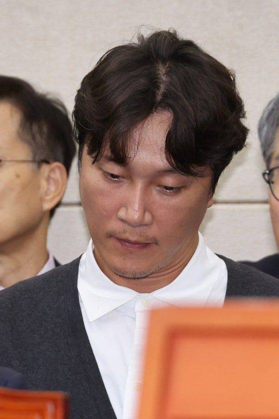 정신건강의학과 전문의 겸 방송인 양재웅 씨가 지난 10월 오후 서울 여의도 국회에서 열린 보건복지위원회의 복지부 등에 대한 종합 국정감사에 증인으로 출석해 증인석에 앉아 있다.ⓒ연합뉴스