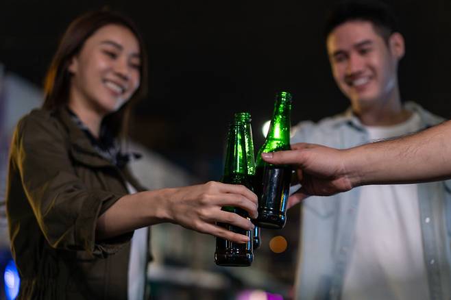 라오스 여행 중 무료 술을 마신 관광객 6명이 숨지고, 영국인 청년은 시력을 잃을 뻔했다. BBC는 생존자의 증언을 전하며 메탄올 중독 위험을 경고했다. 기사와 관련 없는 이미지. 게티이미지뱅크
