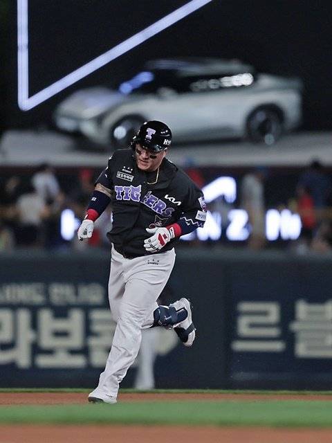 올해 처음으로 ‘기아 홈런존’에 타구를 보내 자동차를 상품으로 받게 된 KIA 최형우. KIA 타이거즈 제공