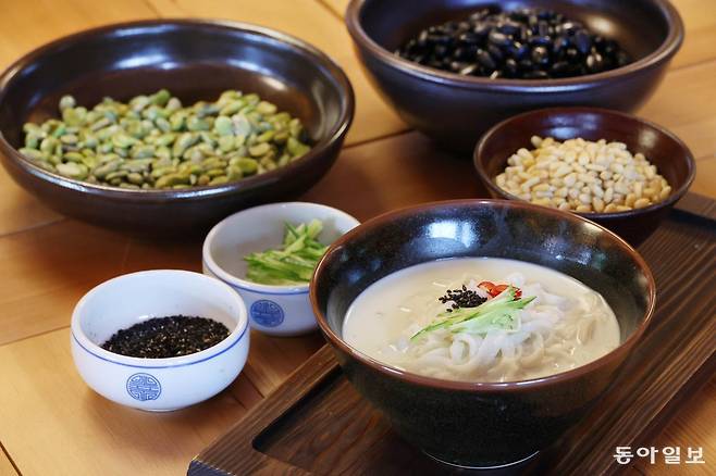 18일 서울 은평구 진관사에서 사찰음식 시연으로 준비한 콩국수. 전영한 기자 scoopjyh@donga.com