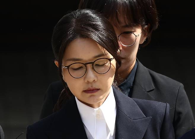 윤석열 전 대통령 부인 김건희 여사가 12일 오후 서울 서초구 서울중앙지법에서 열린 구속 전 피의자 심문(영장실질심사)를 마치고 나오고 있다. 2025.8.12/뉴스1