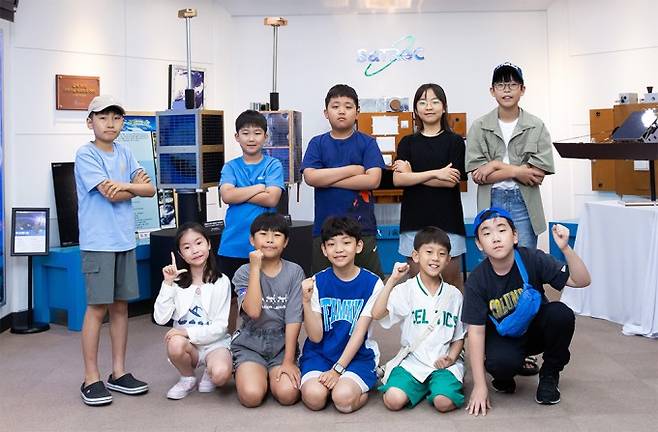 KAIST 인공위성연구소에 방문한 어린이 우주 기자단의 모습. 스튜디오 51 제공