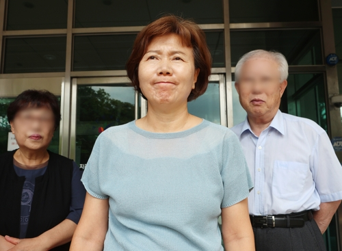 군 복무 중 급성 백혈병에 걸리고도 제때 치료를 받지 못해 사망한 고 홍정기 일병의 어머니 박미숙씨가 지난 7월 23일 서울고등법원에서 열린 손해배상청구소송 2심 선고를 지켜본 뒤 나오고 있다. [연합뉴스]
