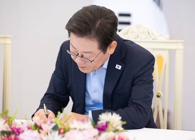 이재명 대통령이 지난 19일 서울 용산 대통령실 청사에서 열린 미국과 일본 순방 동행 경제단체 및 기업인 간담회에서 메모하고 있다. 대통령실 제공