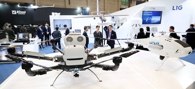 부산 해운대구 벡스코 제1전시장에서 열린 'DSK 2025(드론쇼코리아)'에서 관람객들이 LIG넥스원부스에 전시된 하이브리드 수송드론 다목적 무인헬기 등 다양한 드론을 살펴보고 있다. 2025.2.26. (ⓒ뉴스1, 무단 전재-재배포 금지)