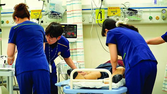 올해 개원 80주년을 맞은 영월의료원(강원도 영월군 영월읍)은 영월·평창·정선의 하나뿐인 종합병원이자 지역 거점 병원이었다. 주중 야간과 주말·휴일에 예기치 않은 상황을 맞은 지역 주민들이 달려올 수 있는 응급실로도 유일했다. 지난 7월17일 간호사들(‘의료취약지 응급실 간호사 파견 사업’으로 파견 나온 간호사 1명 포함)이 한 환자에게 응급 처치를 하고 있다. 위준영 김승하 피디 marco0428@hani.co.kr