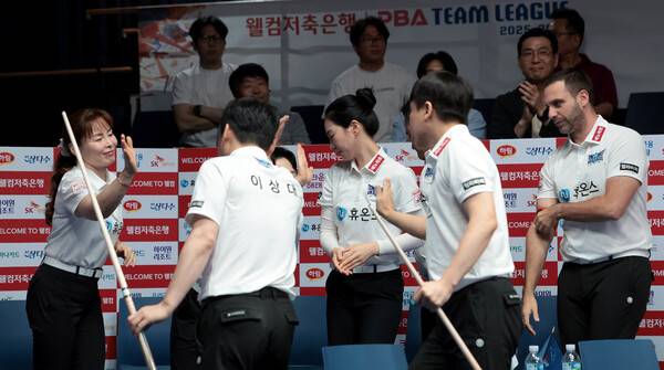 최성원 등 휴온스 선수들이 기뻐하고 있다. PBA 제공