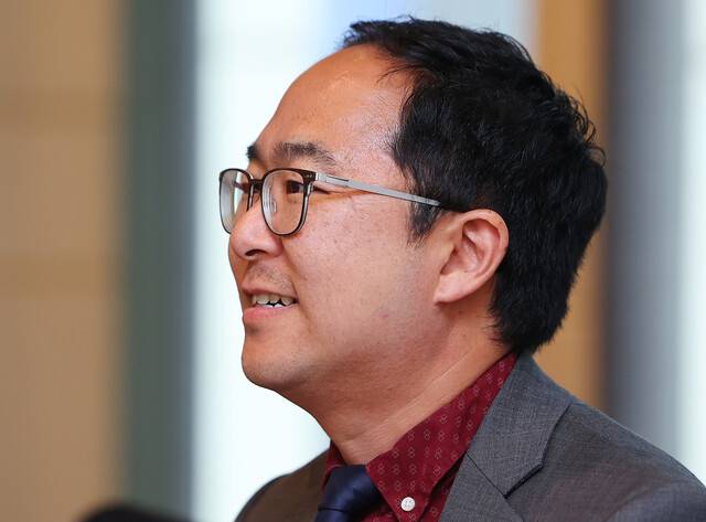 한국계 최초의 미국 연방상원의원인 앤디 김이 20일 서울의 한 호텔에서 한국 기자들과 인터뷰를 하고 있다. 연합뉴스