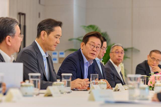 이재명 대통령이 지난 19일 서울 용산 대통령실 청사에서 미·일 순방 경제인 간담회를 하고 있다. 왼쪽부터 장재훈 현대차 부회장, 이재용 삼성전자 회장, 이 대통령, 구광모 엘지(LG)그룹 회장, 박지원 두산그룹 부회장 겸 두산에너빌리티 회장. 대통령실 제공
