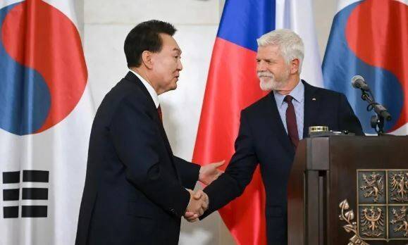 윤석열과 페트르 파벨 체코 대통령이 2024년 9월 체코 프라하성에서 공동 기자회견을 한 뒤 악수를 하고 있다. 윤석열 정부는 체코 원전을 치적으로 홍보해왔다. 프라하(체코)=윤운식 선임기자 yws@hani.co.kr