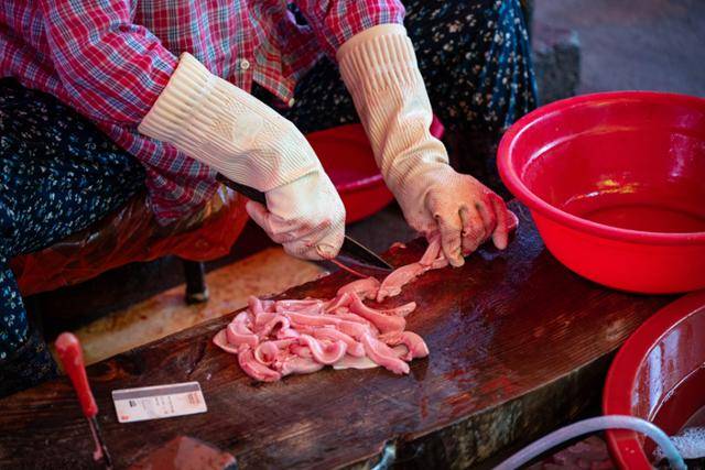 부산 기장읍 대라리 기장시장에서 상인이 꼼장어를 손질하고 있다.