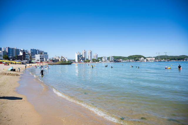 부산 기장군 일광해수욕장이 성수기임에도 쾌적한 인구밀도를 보이고 있다.