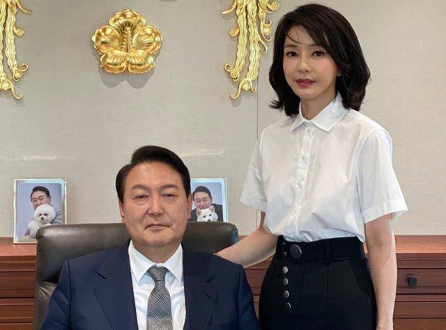 윤석열 전 대통령과 김건희 여사가 2022년 5월 27일 서울 용산 대통령 집무실에서 기념촬영을 하고 있다. 뉴시스