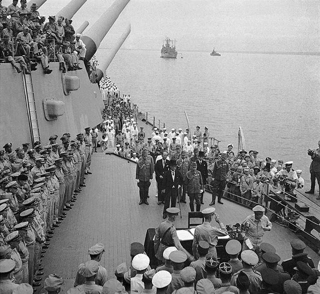 1945년 9월 2일 미주리함상에서 열린 일본의 항복 조인식. 한국일보 자료사진