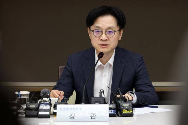 김정관 산업통상자원부 장관이 20일 서울 중구 대한상공회의소에서 열린 석유화학업계 사업재편 자율협약식에서 모두 발언을 하고 있다. 연합뉴스