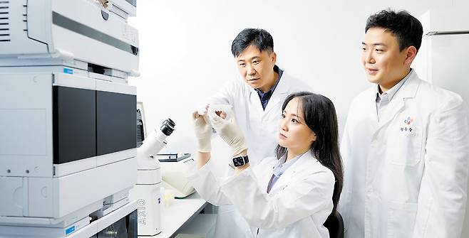 CJ웰케어 마이크로바이옴 R&D 센터 연구원들이 유산균의 기능성 평가를 위해 유전자 발현량을 확인하고 있다. /신지호 헬스조선 기자