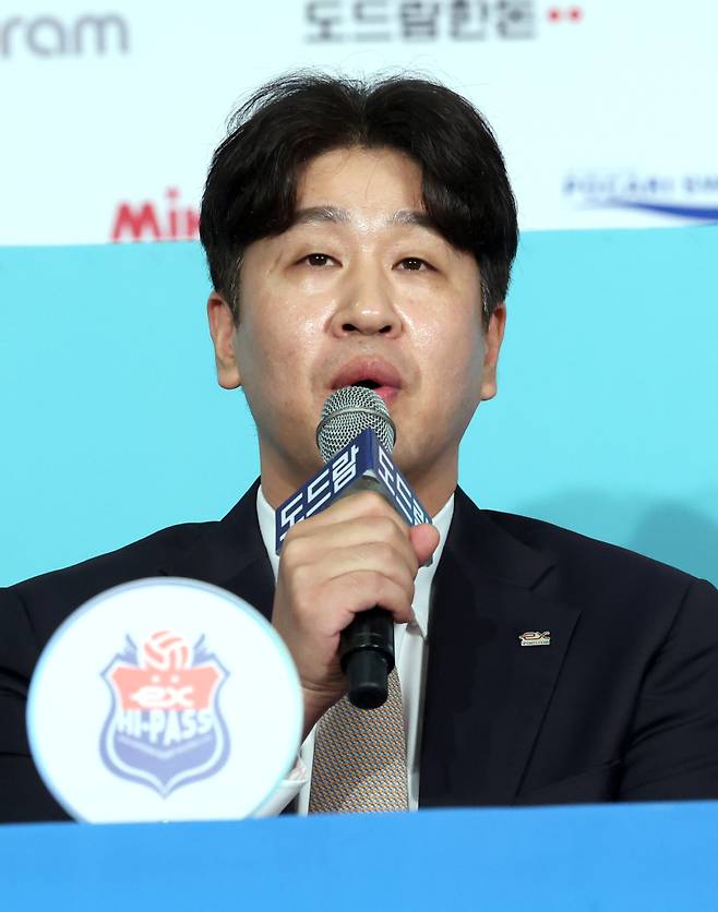 16일 오후 서초구 더케이호텔 서울에서 열린 도드람 2024~2025 V-리그 여자부 미디어데이. 한국도로공사 김종민감독이 출사표를 밝히고있다. 정시종 기자 capa@edaily.co.kr /2024.10.15.
