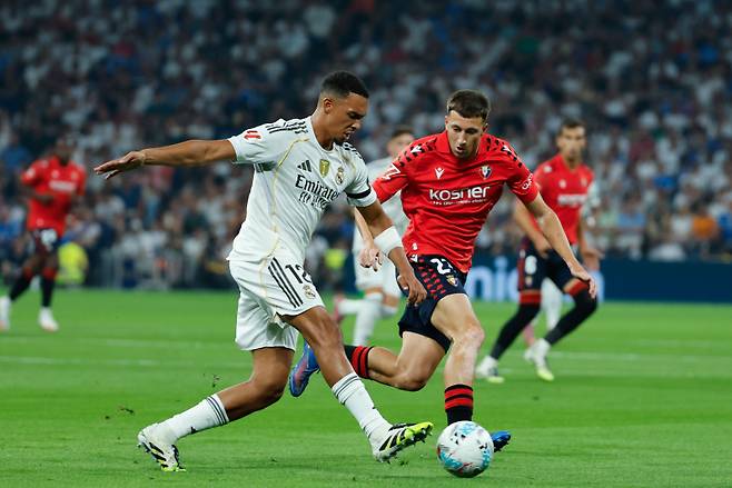 <yonhap photo-0909=""> epa12310972 Real Madrid's Trent Alexander-Arnold (L) in action during the Spanish LaLiga soccer match between Real Madrid and CA Osasuna, in Madrid, Spain, 19 August 2025. EPA/Mariscal/2025-08-20 05:13:59/ <저작권자 ⓒ 1980-2025 ㈜연합뉴스. 무단 전재 재배포 금지, AI 학습 및 활용 금지></yonhap>