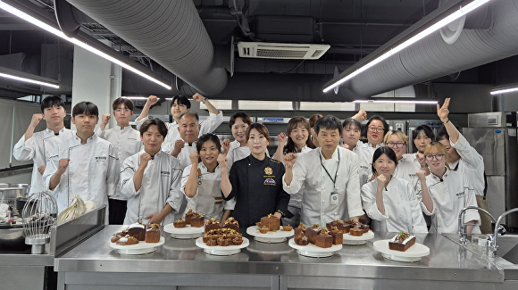 보은군 지역 특산물 활용 연구개발R&D 프로그램에 참여하고 있는 호텔조리파티쉐과 관계자들이 단체 사진을 찍고 있다. [사진=충청대학교]