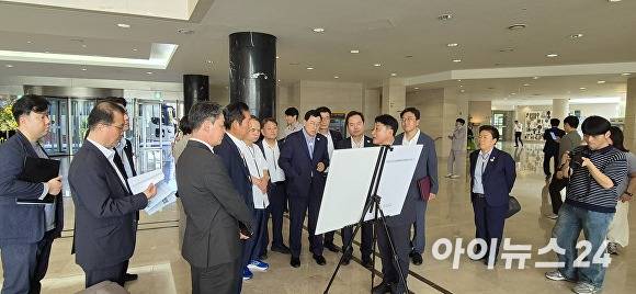더불어민주당 정청래 대표와 최고위원, 임미애 경북도당 위원장을 비롯한 민주당 의원 13명이 19일 경주를 방문해 아시아태평양경제협력체(APEC) 준비 상황을 점검했다. [사진=경북도청]
