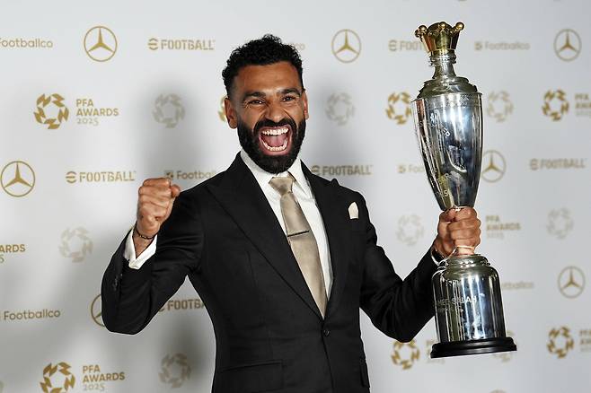 역사상 최초로 PFA 올해의 선수를 3차례 수상한 리버풀 살라흐. [AP=연합뉴스]
