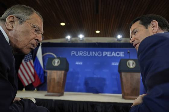 세르게이 라브로프 러시아 외무장관과 마르코 루비오 국무장관이 지난 15일(현지시간) 알래스카주 엘멘도르프-리차드슨 합동기지에서 도널드 트럼프 대통령과 블라디미르 푸틴 러시아 대통령과의 기자회견에 앞두고 대화를 나누고 있다. AP=연합뉴스