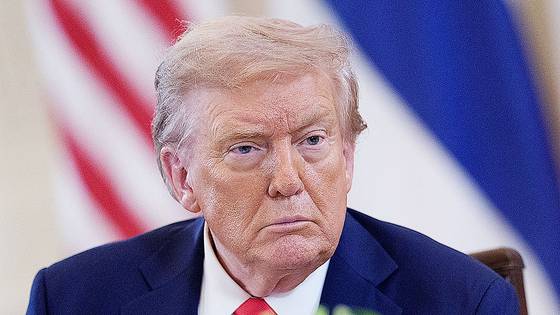 도널드 트럼프 미국 대통령이 18일(현지시간) 워싱턴 백악관에서 진행한 우크라이나를 비롯한 유럽 주요국 정상들과의 다자 회담 도중 심각한 표정을 짓고 있다. EPA=연합뉴스