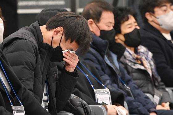 제주항공 여객기 참사 49일째인 지난 2월 15일 전남 무안국제공항 분향소에서 열린 49재 합동위령제에서 한 유가족이 눈물을 흘리고 있다. 연합뉴스