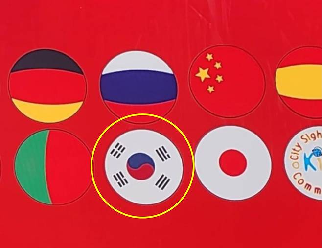 두바이 시내 투어 버스의 잘못 그려진 태극기. [사진 서경덕]