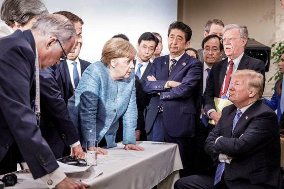 2018년 G7 정상회의 당시, 각국 정상들이 지켜보는 가운데 메르켈 독일 총리와 트럼프 미국대통령이 팽팽히 맞섰다. 로이터=연합뉴스