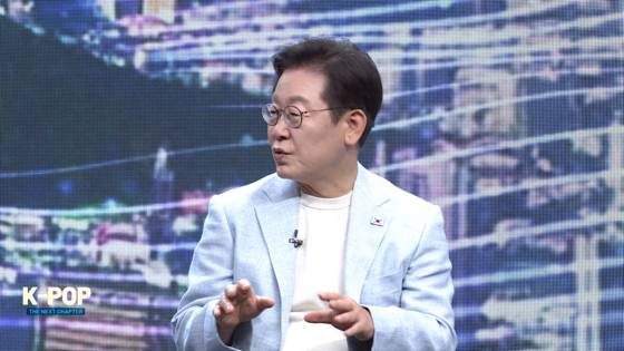 이재명 대통령은 20일 아리랑 국제방송에서 방송되는 특별 프로그램에 출연해 세계적 열풍을 일으키고 있는 K팝의 현재와 앞으로의 비전에 대해 이야기를 나눴다. 사진 아리랑국제방송