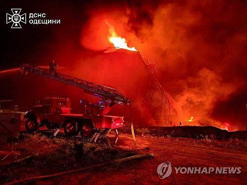 러시아 드론 공격으로 불이 난 우크라이나 남부 오데사주 연료 저장 시설 [로이터=연합뉴스]
